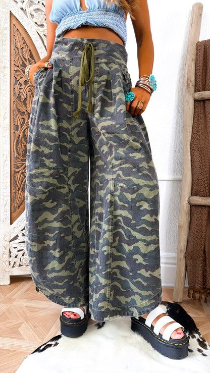 Run It Ruched Bottom Wide Leg Camo Pant