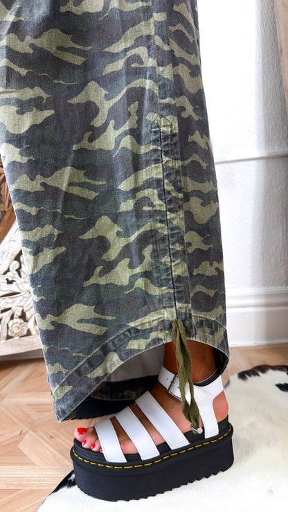 Run It Ruched Bottom Wide Leg Camo Pant