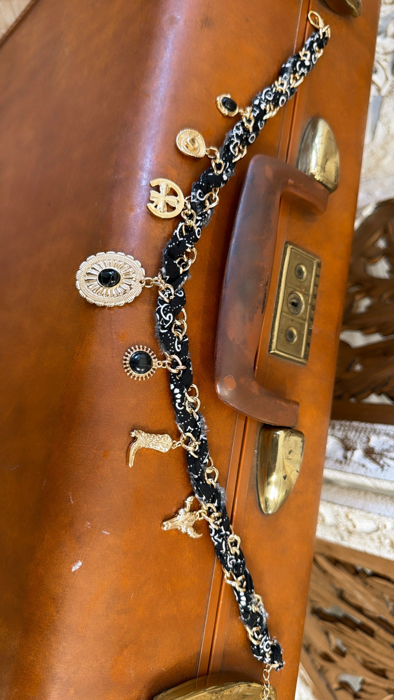 Western Charm Necklace, Black/Gold