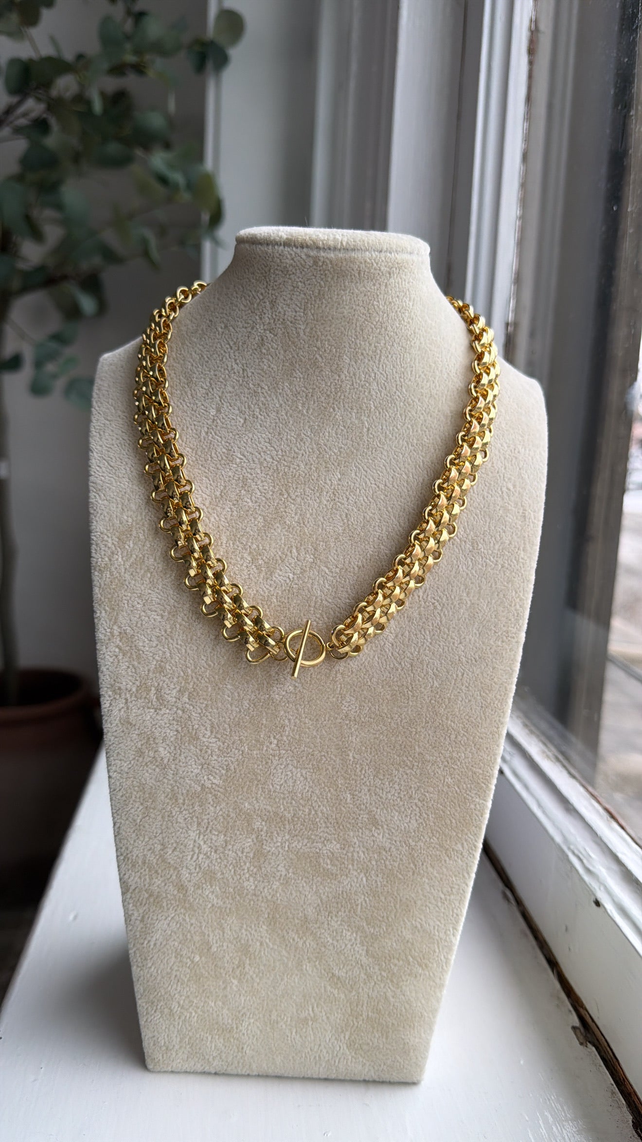 Treasure Jewels: Golden Majesty Collar