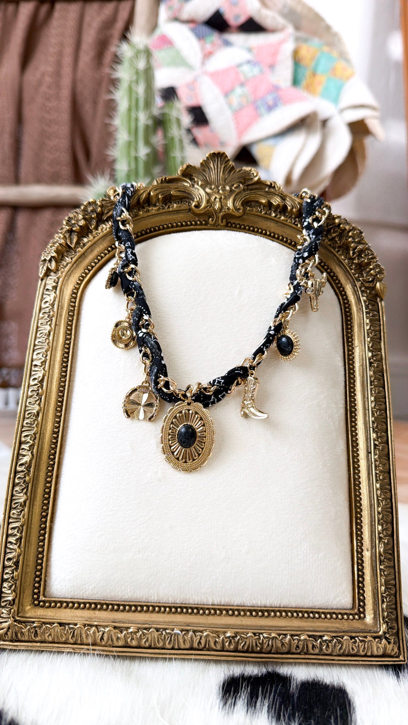 Western Charm Necklace, Black/Gold