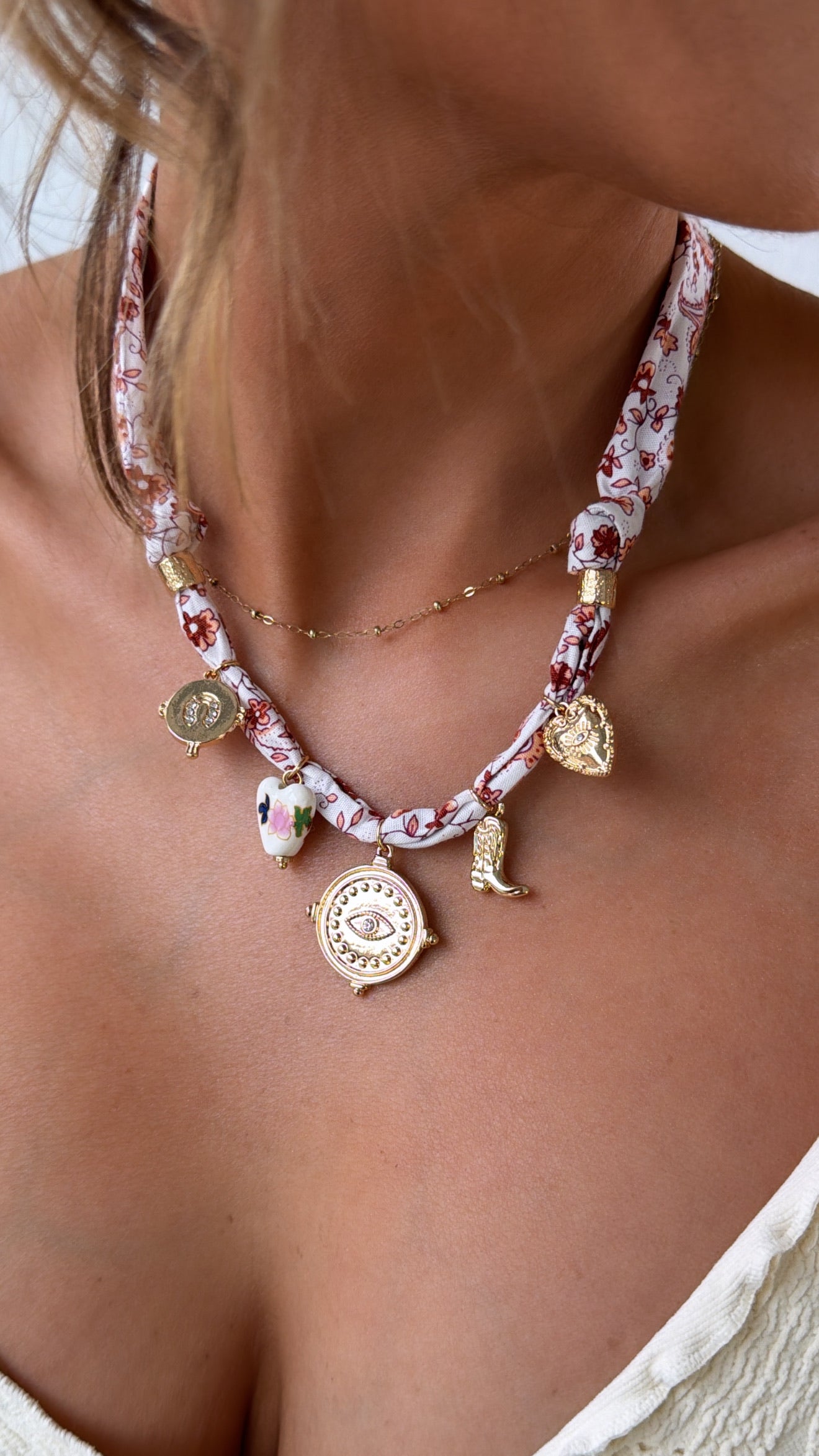 Western Necklace, White/Red/Gold