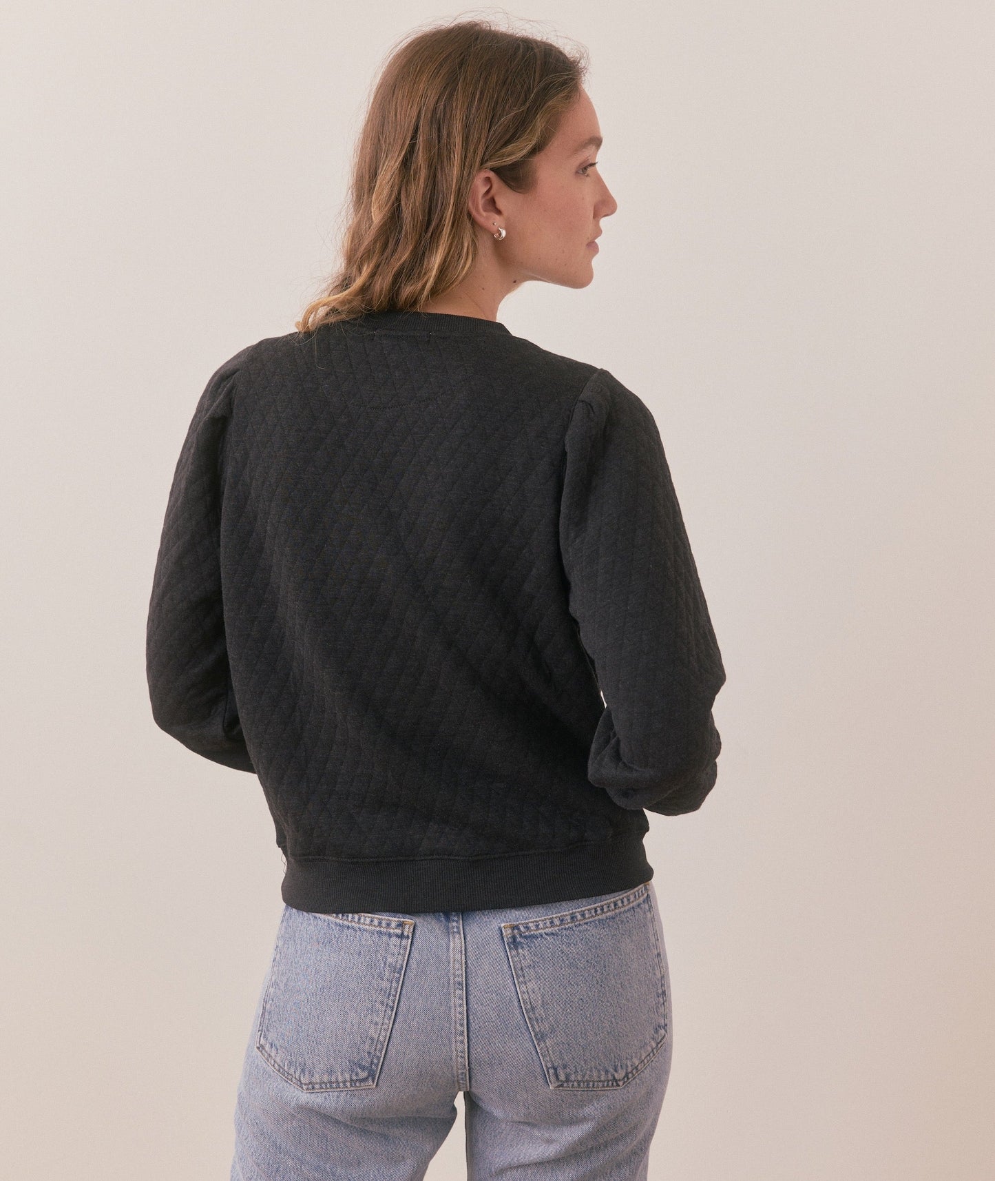 Women's Corbet Quilted Puff Sleeve Crewneck in Charcoal